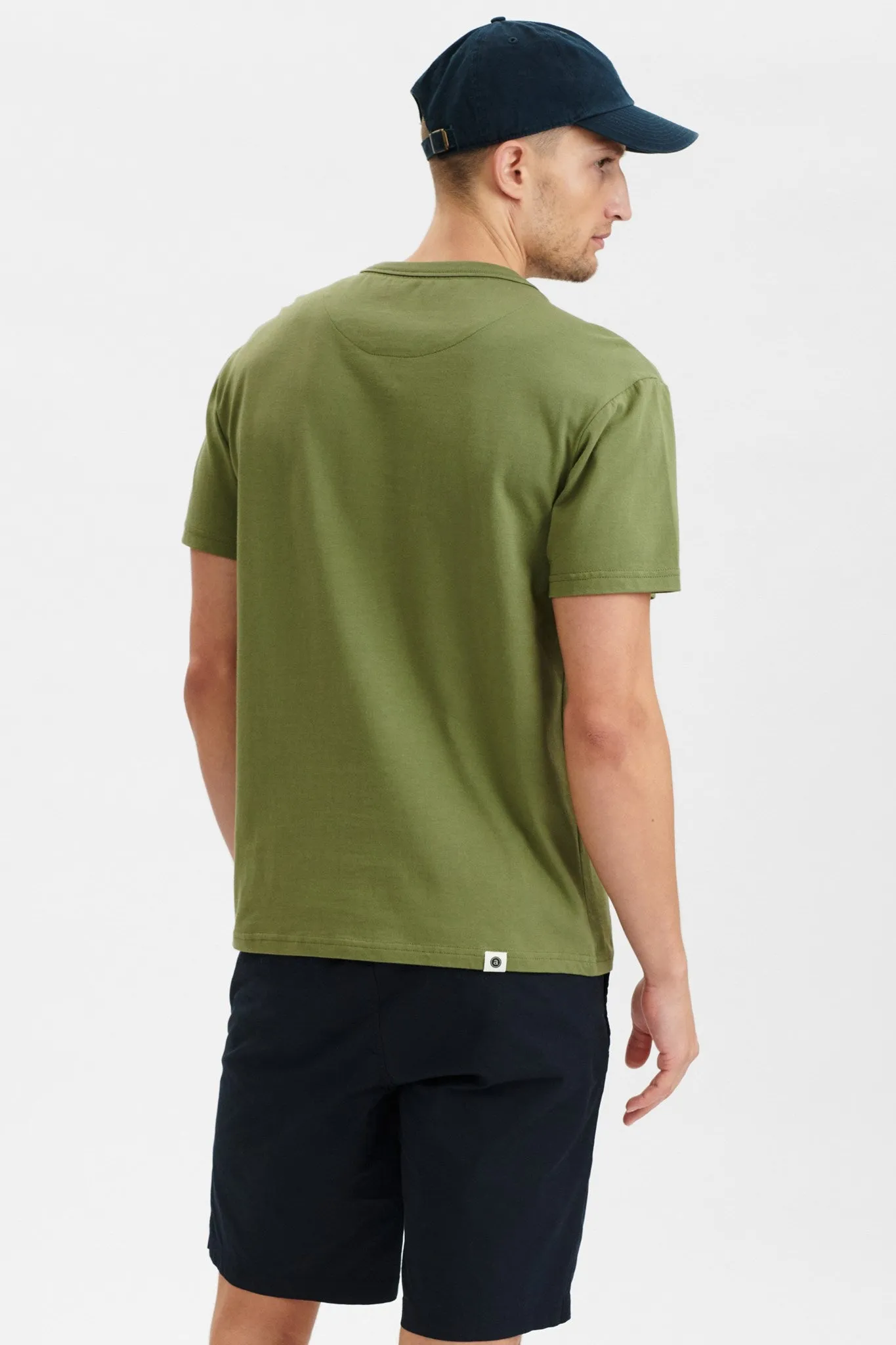 AKKIKKI DOUBLE POCKET TEE - Olivine