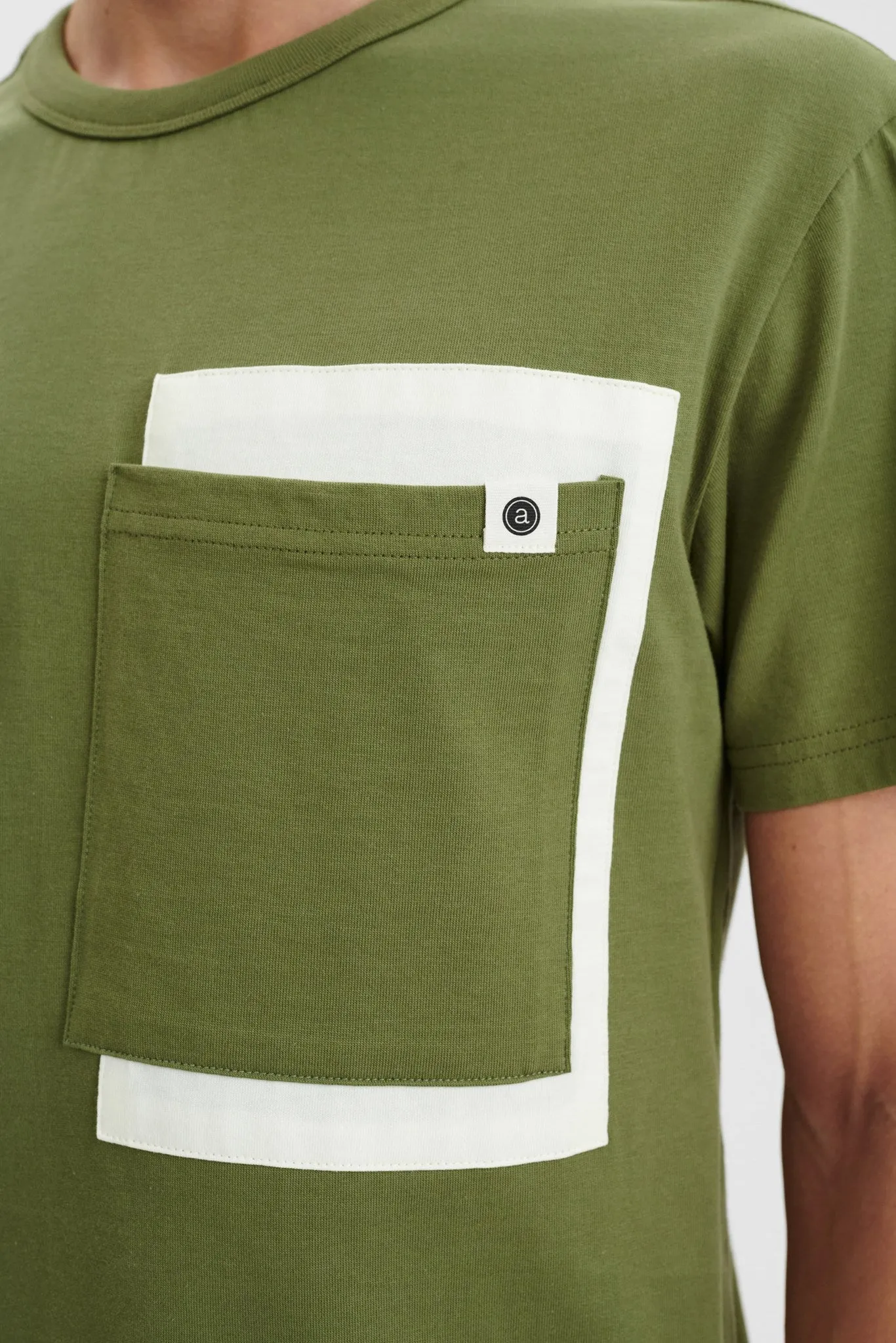 AKKIKKI DOUBLE POCKET TEE - Olivine