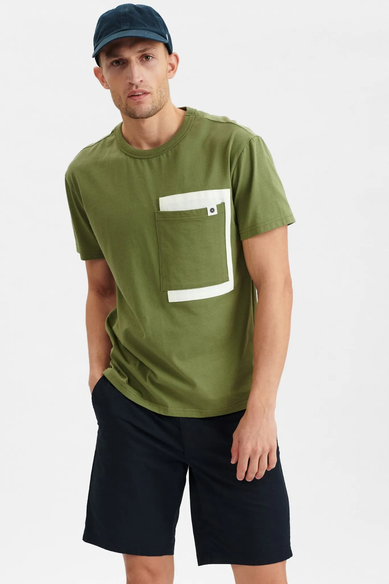 AKKIKKI DOUBLE POCKET TEE - Olivine