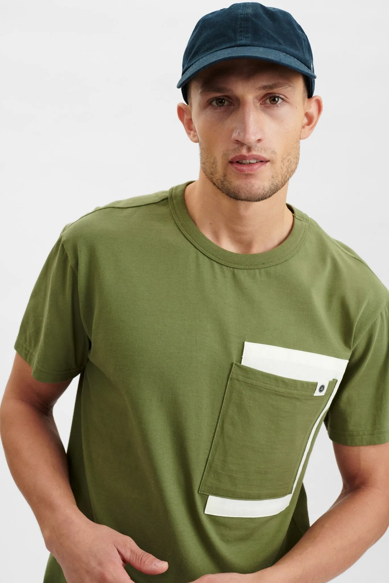 AKKIKKI DOUBLE POCKET TEE - Olivine