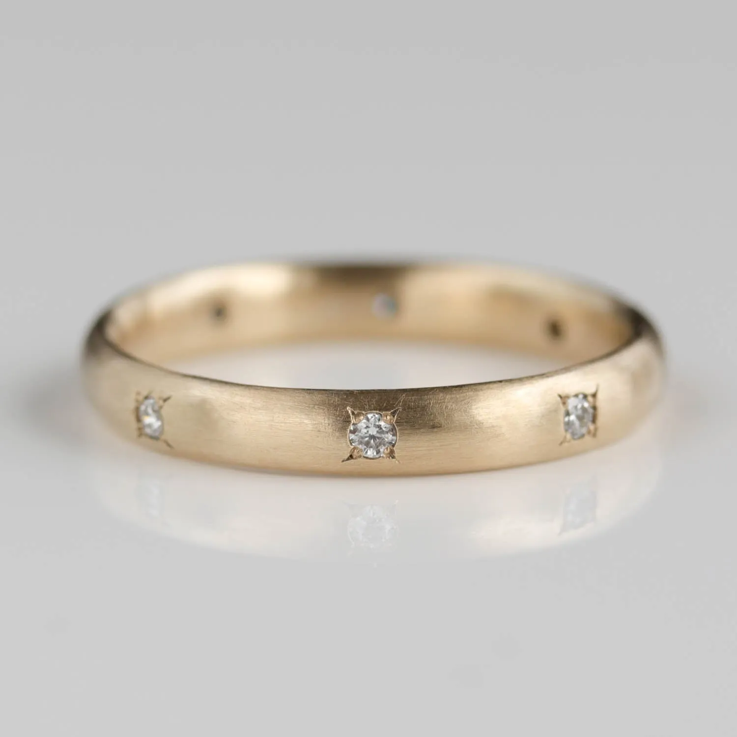 Bead-Set Comfort-fit Classic Wedding Band •